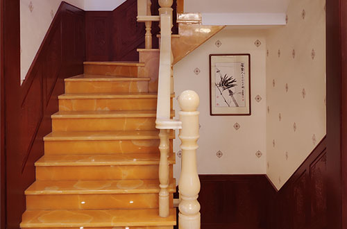 宜君中式别墅室内汉白玉石楼梯的定制安装装饰效果